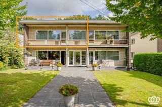 <p><span>Ruim 3-slaapkamerappartement met 2 terrassen, garagebox en EPC-label B in Heide!</span></p><p><span>Dit ruime en goed onderhouden appartement is rustig gelegen in een doodlopende straat, in het centrum van Heide-Kalmthout. Het bevindt zich op de eerste verdieping van een kleinschalig appartementsgebouw en is bereikbaar via een trap.<br />Via de inkomhal met gastentoilet, handenwasser en vestiairekasten komt u in de aangename, lichtrijke leefruimte met parketvloer. Deze is ingedeeld in een gezellige zithoek en een aparte eethoek, met rechtstreekse toegang tot het eerste terras.<br />Aansluitend bevindt zich de aparte, ingerichte keuken op tegelvloer. Deze kan eventueel opengewerkt worden naar de leefruimte.<br />Het appartement beschikt verder over drie ruime slaapkamers met vinylvloer. Twee slaapkamers geven rechtstreeks uit op het tweede terras, waar u geniet van een aangenaam, open zicht op het groen. Dit terras biedt bovendien extra bergruimte.<br />De aparte badkamer is uitgerust met een wastafel, ligbad en aansluiting voor een wasmachine. De verwarming gebeurt via een individuele, condenserende Vaillant ecoTEC pro-cv-ketel op aardgas (2010).<br />Bij het appartement hoort een ruime garagebox met elektriciteit, die verplicht aan te kopen is voor 35.000 euro.</span></p><p><span>Bijzonderheden:<br />- Rustige topligging in het centrum van Heide-Kalmthout, op wandelafstand van openbaar vervoer, winkels, horeca, scholen en andere voorzieningen.<br />- Kleinschalig appartementsgebouw met lage gemeenschappelijke kosten.<br />- Gunstig EPC-label B dankzij verschillende energetische vernieuwingen: vernieuwd dak met 14 cm isolatie (2026), gevelisolatie van 10 cm met crepi-afwerking (2023) en nieuwe ramen (2020).<br />- Twee aangename terrassen met zicht op het groen.<br />- Ruime garagebox met elektriciteit.<br />- De vermelde oppervlakte is indicatief en gebaseerd op het EPC.</span></p><p><span> </span></p>