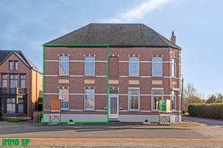 Statige halfopen herenwoning met karakter te centrum Ramsel.<br /><br />In het centrum van Ramsel, een deelgemeente van Herselt, ligt deze ruime en karaktervolle herenwoning.<br /><br />Via de inkomhal betreden we de lichtrijke leefruimte met aansluitend de volledig geïnstalleerde keuken die meteen toegang geeft tot de veranda en koer. Voorts beschikt het pand over 3 ruime slaapkamers en 1 badkamer. <br /><br />De woning beschikt over een koer.<br /><br />EPC: 662 kWh/m²<br /><br />Centraal gelegen in het hart van Ramsel met een vlotte verbinding naar de omliggende gemeenten, liggen alle voorzieningen op wandelafstand.<br /><br />Nog vragen? Contacteer Immo SP op het nummer 014/59.10.20 of via indi@immosp.be.