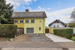 <p>Voor meer info of bezoek bel 02/884.23.26</p><p></p><p>Bent u op zoek naar een woning in een <strong>rustige en aangename woonwijk</strong> met alle voorzieningen binnen handbereik? Dan is deze <strong>halfopen bebouwing</strong> in Ternat precies wat u zoekt.</p><p></p><p>De woning biedt <strong>3 slaapkamers</strong> en een <strong>bewoonbare oppervlakte van ca. 159 m²</strong> en beschikt op het gelijkvloers over een inkomhal met gastentoilet, een lichtrijke living met aansluitende eetkamer, een keuken, wasplaats en veranda. Op de verdieping bevinden zich twee slaapkamers (17m² en 10m²) en de badkamer. Via een vaste trap bereikt u het zolderverdiep dat volledig is ingericht als slaapkamer (24m²). Een absolute troef is de <strong>grote tuin</strong>, waar u in alle rust kan genieten.</p><p></p><p>Verder is de woning volledig onderkelderd en beschikt ze over een <strong>garage</strong>. De oprit biedt bijkomende parkeermogelijkheden. Enkele recente vernieuwingen verhogen het wooncomfort, waaronder <strong>centrale verwarming op aardgas (2016) </strong>en <strong>dubbele beglazing in PVC (2014)</strong>.</p><p></p><p>Tot slot geniet de woning van een uitstekende ligging, met winkels, scholen en sportinfrastructuur in de onmiddellijke nabijheid, evenals een vlotte aansluiting op belangrijke invalswegen en de E40. Stedenbouwkundige inlichtingen en maatregelenregister in aanvraag.</p>