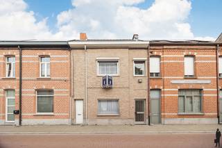 Ruime gezinswoning met tuin &amp; atelier te Hamme <br /><br />Op zoek naar een woning die je volledig naar eigen smaak kan renoveren? Deze ruime gezinswoning biedt tal van mogelijkheden en een solide basis om jouw droomhuis te creëren.<br /><br />Je betreedt de woning via de inkomhal, die toegang geeft tot de gezellige leefruimte met zithoek en eetplaats. Aansluitend bevindt zich de keuken, waar voldoende ruimte is voor een extra zitplaats. Vanuit de keuken kom je in de praktische wasplaats.<br /><br />Een extra troef is de zijingang, ideaal voor het stallen van fietsen of het vlot binnen- en buitenbrengen van afval.<br /><br />Op de eerste verdieping vind je de badkamer en twee volwaardige slaapkamers. Via een vaste trap bereik je de zolderverdieping, waar de mogelijkheid bestaat om nog twee extra slaapkamers te creëren. Er is reeds een raam voorzien.<br /><br />Buiten geniet je van een aangename, gezellige tuin met terras. Daarnaast is er een ruime atelier met twee bouwlagen, perfect als werkruimte, hobbyruimte...<br /><br />Algemeen:<br />- EPC: F<br />- Verwarming via gaskachels<br />- Te renoveren naar eigen smaak<br />- Ruime en lichtrijke gezinswoning<br /><br />Kortom, een woning met karakter, ruimte en tal van mogelijkheden voor wie op zoek is naar een renovatieproject met toekomst.<br /><br />Graag een bezoek? Contacteer ons via waasland@deboerenpartners of 03.377.55.00