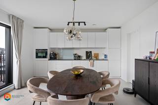 Op een uitstekende locatie te Putte bevindt zich deze schitterende penthouse met 2 slaapkamers en 2 terrassen. U bevindt zich hier  pal in het centrum met winkels, scholen en het openbaar vervoer op wandelafstand.<br /><br />We betreden het appartement via de inkomhal. De ruime leefruimte geniet van veel lichtinval door de grote raampartijen. Deze kunt u inrichten met een gezellige zithoek en een aparte eetplaats. Hier is de moderne en open keuken mooi geïntegreerd in het geheel en voorzien van de voornaamste toestellen. Aangrenzend bevindt zich de berging/wasruimte. Vanuit de leefruimte heeft u toegang tot het eerste goed georiënteerde terras. Verder geeft de nachthal ons toegang tot een apart toilet, 2 slaapkamers en de badkamer, voorzien van een lavabo, inloopdouche en toilet. Op het tweede terras, aan de voorzijde van het gebouw, geniet u van een prachtig zicht over centrum Putte. U beschikt ook over een ondergrondse parkeerplaats en kelderberging. Gemeenschappelijke kosten bedragen €75 per maand. <br /><br />Het appartement is beschikbaar vanaf 1/10/2026.<br /><br />U dient een bezoekaanvraag in te dienen via het zoekertje op onze website via de knop "vraag bezoek aan".<br /><br />Dit is een uitstekende opportuniteit als u op zoek bent naar een schitterende penthouse met 2 slaapkamers in centrum Putte. Contacteer ons voor meer informatie of neem een kijkje op www.boonstravastgoed.be .<br /><br />Bijzonderheden:<br />- Penthouse<br />- 2 slaapkamers<br />- Terras voor- en achteraan
