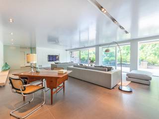 In het hart van een bebost landgoed van 1 hectare groot ligt dit prachtige, lichte appartement van 347 m² met prachtig uitzicht over het privépark...
