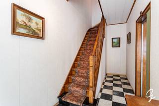 Ben je op zoek naar een woning die je volledig naar eigen smaak kunt renoveren? Dan is deze solide woning in Lede zeker een bezoek waard!<br />De woning beschikt op het gelijkvloers over een inkomhal, een ruime leefruimte en een zeer grote leefkeuken. Verder zijn er een badkamer, een praktische berging en een veranda. Op de bovenverdieping bevinden zich drie slaapkamers en via de vaste trap bereik je de zolder, die nog extra mogelijkheden biedt.<br />Bovendien beschikt de woning over een ruime tuin, ideaal om te genieten van het buitenleven en gezellige momenten met familie en vrienden.<br />Dankzij de solide basis, de ruime indeling en de mooie tuin biedt deze woning heel wat potentieel om er na renovatie (renovatieplicht van toepassing) een gezellige thuis van te maken, volledig volgens jouw eigen wensen en smaak.<br />Graag een bezoek bel Els Deschuyffeleer 0472/61.58.67 of mail els@cornelis-goeman.be