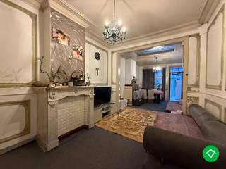 Deze woning is gelegen op een uiterst centrale ligging in centrum Roeselare, dit vlakbij het Geitepark. <br /><br />De indeling is als volgt: inkomhal - voorplaats - living - overdekte koer - keuken - twee bergingen achteraan - 2 volwaardige slaapkamers - badkamer met douche en wc en geïsoleerde zolder.<br /><br />Vrij vanaf 1/05/2026. Maximum 4 personen toegelaten. De woning beschikt over een conformiteitsattest. <br /><br />Bij interesse, gelieve enkel en alleen te reageren via het contactformulier. Wij contacteren u terug van zodra een bezoek mogelijk is.