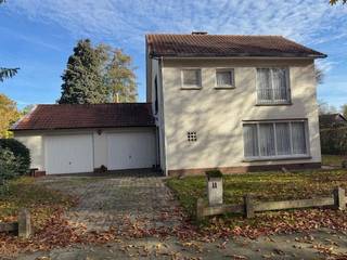 IN OPTIE<br /><br />Vrijstaande op te frissen woning op een zeer rustige locatie, vlakbij Brusselse bossen - Kattekesberg te Brasschaat. Scholen, winkels en sportfaciliteiten zijn te voet of met fiets bereikbaar.<br />Deze woning biedt veel potentieel naar eventuele verbouwing toe, dit maakt van het pand een interessante opportuniteit voor wie een renovatieproject zoekt.<br /><br />Beschrijving: De woning beschikt over een praktische indeling met een inkomhal die toegang geeft tot alle ruimtes. De lichtrijke leef- en eetruimte geniet van veel natuurlijk licht dankzij grote raampartijen. De gesloten keuken sluit aan op de dubbele inpandige garage met bijkomende zolderruimte. Verder is er een apart toilet op het gelijkvloers.<br />Op de verdieping bevinden zich drie slaapkamers en een badkamer met lavabo, bad en 2de toilet. De zolder biedt extra mogelijkheden. De zonnige tuin met tuinhuis maakt het plaatje compleet.<br /><br />Bijzonderheden:<br />* Vrijstaande woning <br />* Rustig en centraal gelegen<br />* Inpandige dubbele garage met zolderruimte<br />* Bewoonbare oppervlakte 162 m² : woning 112 m² + garage 50,6m² (indicatief)<br />* Uitbreiding-verbouwing mogelijk - stedenbouwkundige voorschriften beschikbaar<br />* EPC in opmaak: ingeschat label F (750kWh/m²jaar) <br />* Asbest attest in opmaak<br />* Keuring elektriciteit in opmaak : niet conform<br /><br />De eigendom wordt verkocht zonder tussenkomst makelaar<br />