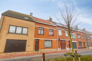 Are you looking for a renovation project with enormous potential? This characterful building in residential Uitkerke offers the perfect basis for those who dream of a spacious family home that can be decorated entirely to their own taste. The location in Uitkerke guarantees easy accessibility and all necessary facilities within walking distance.The layout:BasementGround floor: - Spacious entrance hall- Bright living space- Separate kitchen, - BathroomFirst floor: - Three full bedrooms.Attic (accessible via a fixed staircase):- 4th bedroomOutside: Conveniently oriented garden with a garden shed with a loft floor.This sale in Uitkerke is a unique opportunity for those who love space. Thanks to the large living area, you can effortlessly create modern living comfort here. Don't miss out on this offer in Uitkerke and see for yourself why this house is a smart investment for the future.More info? Feel free to contact us!This property is subject to the renovation obligation imposed by the Flemish government for residential buildings (unless demolished within 5 years of purchase). For more information, consult the website of the Flemish Energy and Climate Agency at https://www.vlaanderen.be/een-woning-kopen/renovatieverplichting-voor-residentiele-gebouwen