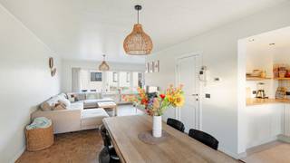 Prachtige woning met 3 à 4 slaapkamers, 2 badkamers, een zonnige tuin en een diepe garage, rustig gelegen in het mooie Lissewege. Deze tijdloze bel-étage beschikt over een mooi woonvolume dat zich uitstrekt over 4 bouwlagen. <br /><br />Stevige structuur met betonnen gewelven en helemaal mee op gebied van energie. <br />Zo geniet u van 14 zonnepanelen, centrale verwarming op aardgas, PVC ramen met HR glas, airco, ... Kortom: volledig instapklaar.<br /><br />Indeling: <br />Op het gelijkvloers een aangename inkomhal met toegang tot een zeer mooie bureau-ruimte met zicht op de tuin. Heerlijk om thuis te werken. Verder nog een zeer diepe garage van +9 meter. Een absoluut comfort als autobergplaats, wasplaats, fietsenstalling, opbergruimte, etc. ...<br /><br />Op het eerste verdiep een zalige woonkamer met enorm veel licht. Aansluitend een mooie en volledig uitgeruste keuken met een leuke connectie naar het buitenterras. Het terras bevindt zich pal in het zuiden, en dit in combinatie met de nodige rust en privacy. Gastentoilet op de hall.<br />Op de tweede verdieping zijn er 2 à 3 slaapkamers en een ruime badkamer met inloopdouche en toilet.<br />Op de bovenste verdieping een prachtige masterbedroom met het rustieke dakgebinte als eye-catcher. De masterbedroom heeft zijn eigen ensuite badkamer met douche en toilet.<br /><br />Een zeer mooi aanbod in het pittoreske Lissewege. Vlotte verbinding naar Brugge, Knokke, ...<br /><br />Bezoeken of meer informatie?<br />Contacteer Sacha Vanrafelghem op GSM 0487/43.79.10.