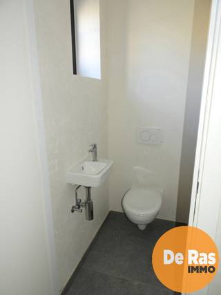 <br /><br />STEENHUIZE - Bent u op zoek naar een betaalbare nieuwbouwwoning op een rustige locatie met achteraan zicht op het groen en voorzien van alle moderne comfort, breng dan snel een bezoekje aan deze woning. Deze woning met kwaliteitsvolle materialen voldoet aan alle huidige regelgeving met betrekking tot isolatie - en ventilatienormen. Zo is de woning voorzien van warmtepomp met vloerverwarming, hoogrendementsglas, zonnepanelen, ventilatiesysteem enz... waardoor u hier terechtkomt in uiterst energiezuinige woning (BEN-woning).<br /><br />Naar indeling zelf beschikt deze woning op het gelijkvloers over een aparte inkomhal voorzien van een gastentoilet, een eerste ruime berg/wasruimte, een ruime inpandige garage, een zeer aangename leefruimte voorzien van een mooie open, volledig geïnstalleerde keuken en een kleine praktische aanpalende berging. Op de eerste verdieping bevindt zich naast de ruime overloop, 3 verzorgde slaapkamers, een extra dressingruimte, een apart toilet en een ruime badkamer voorzien van alle moderne comfort. Verder werd deze woning voorzien van een vaste trap naar de ruime zolder waar perfect nog ruimte is voor het creëren van een extra slaapkamer of een leuke hobbykamer.<br />De foto's van binnen zijn ter illustratie. <br /><br />Verder biedt de woning vooraan nog extra plaats voor het parkeren van 2 wagens en is natuurlijk de tuin, welke reeds voorzien is van een aangelegd terras en achteraan zicht op de velden een extra leuke troef.<br /><br />Tevens is er de mogelijkheid tot het bijkopen van een achterliggend perceel van +/- 25are, ideaal voor de dierenliefhebber!<br /><br />Kortom bent u op zoek naar een ruime nieuwbouwwoning voorzien van alle moderne comfort, aarzel dan niet en kome snel langs. Voor meer info, bezoek of inzage plannen 053/60.65.60<br /><br />Aankoop onder gesplitst stelsel: grondwaarde 110.000,00€(registratie) - constructiewaarde: 379.000,00€ ( 6 % BTW Mogelijk!)<br />Aansluitkosten nutsvoorzieningen: 3000,00€ (excl. BTW)