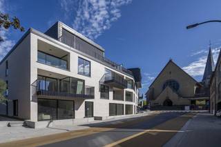 Residentie Sint-Amandus is gelegen op de hoek van de Kortrijkstraat en de Harelbeekstraat vlakbij de markt van Zwevegem, met een uniek zicht op...