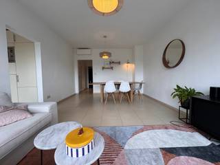 Charmant appartement in Kessel-Lo, gelegen aan de Wipstraat 55, op een uitstekende locatie aan de stadsrand van Leuven. Met een Mobiscore van 9,2/10 geniet u hier van een ideale bereikbaarheid: op wandelafstand van het station, vlak bij het Provinciaal Domein Kessel-Lo en met vlotte verbindingen naar het centrum en de omliggende invalswegen.<br /><br />Het appartement, met een EPC-label C, biedt een gezellige leefruimte aan de voorzijde, aansluitend op een praktische keuken en een klein terras. Aan de achterzijde bevinden zich twee slaapkamers: een ruime hoofdslaapkamer en een tweede kamer, perfect als bureau, dressing of kinderkamer. Tussenin vindt u de badkamer met toilet en douche.<br /><br />Extra troeven zijn de private kelderruimte op verdieping -1 en een garagebox achteraan de residentie, wat zorgt voor extra opslag en parkeercomfort. De huurprijs bedraagt € 950/maand + provisie voor gemeenschappelijke kosten van € 75/maand. Het appartement is beschikbaar vanaf 1 mei 2026.<br /><br />Interesse in dit appartement? Neem contact op met Thomas via +32 499 22 99 24 of thomas@sophimo.be.