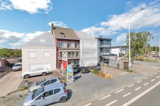 Voor meer info of een bezoek, bel 054 69 39 36 - Aan de stadsrand van Ninove bevindt zich deze interessante opbrengsteigendom, gelegen op...