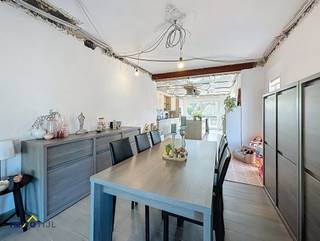 Op het gelijkvloers bevindt zich een inkomhal met gastentoilet, een ruime en lichtrijke woonkamer en een open keuken met kookeiland die...