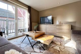 Dit appartement is gesitueerd op de eerste en tweede verdieping van residentie De Zwaan, in het centrum van het landelijke Ruiselede. De ligging is hier een grote troef, zowel rustig en groen alsook uiterst vlot bereikbaar dankzij de nabijheid van de E40.<br /><br />Het kwalitatief afgewerkt appartement biedt een bewoonbare oppervlakte van ca. 97 m² en is ingedeeld als volgt: via de inkomhal, met gastentoilet en berging, heeft men toegang tot de leefruimte met zit- en eetgedeelte en de volledig geïnstalleerde, open keuken voorzien van een werkblad in natuursteen. De leefruimte staat in directe verbinding met het zuidelijk georiënteerde terras en dankzij de grote raampartijen geniet men hier van een zeer aangename lichtinval gedurende de volledige dag. Via de privatieve trap komt u terecht op de tweede verdieping die bestaat uit 3 ruime slaapkamers en een badkamer, uitgerust met een toilet, ligbad en een inloopdouche. <br /><br />Bij het appartement dient een autostaanplaats aangekocht te worden voor de prijs van € 9.500,00.<br />Het appartement is op heden verhuurd voor €785/maand. <br /><br />Kortom, zowel voor een eigen bewoning als voor een investering bijzonder interessant! <br /><br />Benieuwd naar dit appartement in Ruiselede? Maak een afspraak via bart@landbergh.be of 09 278 78 79.