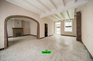 In Haringe vind je deze ruime halfopen bebouwing met tal van mogelijkheden. De woning is volledig te renoveren, maar biedt een mooie basis...