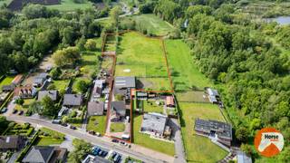 MOL - Landelijke woning met stallen op ca. 1,3 Ha<br /><br />Prachtige en veelzijdige eigendom op een perceel van maar liefst 12.715 m². Deze charmante gezinswoning combineert landelijke authenticiteit met hedendaags wooncomfort en werd afgewerkt met kwalitatieve materialen. De woning straalt warmte en karakter uit, met onder meer een prachtige lemen schouw als absolute eyecatcher. <br /><br />De keuken bestaat uit hoogwaardige houten maatkasten en een stijlvol natuurstenen werkblad. Ze combineert karakter en functionaliteit dankzij de vele opbergmogelijkheden, het royale werkoppervlak en de gezellige ontbijthoek. De grote raampartijen en de sfeervolle erker met dubbele deur, vliegenramen en screens zorgen voor een overvloed aan natuurlijk licht en een directe connectie met tuin en terras. <br /><br />De ruime badkamer werd stijlvol ingericht met kwalitatieve materialen en straalt rust en comfort uit. Het houten badkamermeubel met dubbele wastafel zorgt voor een warme, landelijke toets, terwijl de praktische indeling en het natuurlijke licht bijdragen aan een aangename dagelijkse beleving. <br /><br />De lichtrijke leefruimtes en de slaapkamers met ingemaakte kasten en geïntegreerde bureau versterken het comfortabele en praktische karakter van deze woning. Ook naar mogelijkheden toe heeft deze eigendom heel wat te bieden. Zowel de zolderruimte als de achterbouw bieden uitbreidingsmogelijkheden. <br />Het bijgebouw beschikt over basisvoorzieningen zoals een douche, toilet, keukentje, kachel en ingemaakte kasten. <br /><br />Voor paardenliefhebbers is dit een absolute droomlocatie. De eigendom ligt nabij talrijke ruiterroutes en beschikt over 6 paardenstallen, een ruime opslagplaats en een met palen en leggers omheinde weide. Het perceel loopt achteraan door tot aan de Nete, waardoor u in alle rust kan genieten. <br /><br />Verder beschikt de eigendom over een garage en een stijlvolle eiken carport. <br /><br />Ook energetisch zijn er interessante troeven aanwezig dankzij de zonnepanelen, inclusief lopende groenestroomcertificaten. <br /><br /><span><strong><span>Enkele kenmerken:</span> </strong></span><br /><br />- afgewerkte woning met mooie materialen <br />- zonnepanelen - Perceel van 12.715 m² <br />- 6 paardenstallen en opslagruimte <br />- Vlakbij tal van routerroutes <br />- Zonnepanelen met groenestroomcertificaten <br /><br />Wens je een bezoek in te plannen? Neem dan zeker contact op via 053/60.65.66.
