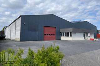 Deze functionele magazijnsite omvat twee magazijnruimtes van respectievelijk +/- 800 m² en +/- 1.195 m², goed voor een totale magazijnoppervlakte van +/- 1.995 m².<br />Beide ruimtes zijn toegankelijk via een automatische sectionale poort (4,90B x 4,50H). Het dak werd in 2025 volledig vernieuwd en geïsoleerd. De vrije hoogte varieert tussen 6 en 8 meter, wat optimale mogelijkheden biedt voor efficiënte opslag en het plaatsen van racks. Daarnaast beschikt de site over een mezzanine van +/- 70 m², die extra opslag- of werkruimte biedt. Er is een elektrisch vermogen van 100 ampère aanwezig.<br /><br />Het volledig verharde terrein is voorzien van parkeergelegenheid aan de voor- en zijkant van de gebouwen en beschikt over voldoende manoeuvreerruimte voor een vlotte bereikbaarheid en gebruik van de magazijnruimtes.<br /><br />Het magazijn is strategisch gelegen nabij het centrum van Meulebeke en Tielt, op amper 4 km van de Brugsesteenweg (N50) en op slechts 5 km van de Pittemsesteenweg (N37). Via deze verbindingswegen is er een vlotte aansluiting naar de E403, op- en afrit 8 Roeselare-Beveren.<br /><br />Contacteer<strong> </strong>PANORAMA B2B voor bijkomende inlichtingen, plannen of een vrijblijvend plaatsbezoek op 05 300 800.