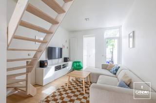 Door de <strong>centrale ligging</strong> van deze woning nabij Gent-Sint-Pietersstation heeft u een vlotte verbinding naar de binnenring van Gent, de R4 en de E17/E40. Op wandel- en fietsafstand vindt u universiteiten/hogescholen, het Smak, het Citadelpark en het Miljoenenkwartier. Verder zijn tal van winkels, scholen en ontspanningsmogelijkheden in de buurt. <br /><br />Op het gelijkvloers bevindt zich de <strong>open keuken</strong> met eetplaats en aansluitend de zithoek. Achterin heeft u toegang tot een apart toilet, de badkamer met douche en het koertje. Op het eerste verdiep bevinden zich <strong>twee ruime slaapkamers</strong>, waarvan een met mezzanine wat kan gebruikt worden als stockage. Met vaste trap gaat u naar het tweede verdiep waar u nog eens <strong>één slaapkamer</strong> heeft.<br /><br />Bijzonderheden: EPC label C - elektriciteit conform - asbestveilig<br /><br />Ideaal als starterswoning of voor uw studerende kinderen. Contacteer ons voor meer informatie en/of een bezoek via <strong>hallo@convas.be</strong>