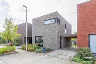 Deze <strong>recente </strong>en <strong>perfect instapklare</strong> woning met <strong>twee slaapkamers</strong> is gelegen in een rustige residentiële en kindvriendelijke woonwijk nabij het centrum van Landegem.<br /><br />Via de inkomhal met gastentoilet kom je in de lichtrijke leefruimte met sfeervolle gashaard. Aansluitend is er de <strong>volledig voorziene keuken</strong> met keukeneiland en praktische keukenberging. Via het grote schuifraam betreed je de bijzonder <strong>aangename en goed georiënteerde tuin</strong>. De grote zonneluifel zorgt voor voldoende schaduw op zonnige dagen. <br /><br />Op de eerste verdieping bevinden zich twee ruime slaapkamers waarvan een met handige dressing. Daarnaast is er de <strong>badkamer </strong>voorzien van <strong>alle comfort</strong>, zijnde een dubbele wastafel, een ligbad en een douche.  <br /><br />De woning wordt verder gekenmerkt door haar hoogwaardige afwerking, aangename lichtinval, super rustige ligging en energiezuinigheid (label A). Bovendien zijn er ook <strong>zonnepanelen </strong>aanwezig. <br /><br />Ook de <strong>bereikbaarheid </strong>is hier zeker en vast een leuke troef in de nabijheid van diverse invalswegen, het station van Landegem, een levendig verenigingsleven, diverse sportaccommodaties en mooie wandel- en fietsroutes.<br /><br />Interesse in deze knappe, recente en leuk gelegen woning? <strong>Contacteer Gijs</strong> voor een bezoek via gijs@convas.be of 0492 84 48 24 (telefonisch of via Whatsapp).
