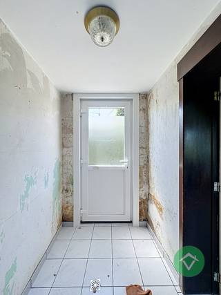 Bent u op zoek naar een te renoveren woning in Koekelare met veel potentieel? Dan is deze halfopen bebouwing misschien wel uw ideale renovatieproject.<br /><br />De woning geniet van een rustige, landelijke ligging, op wandelafstand van het centrum van Koekelare, winkels, scholen en grootwarenhuizen. Ook de verbinding naar Moere en de omliggende gemeenten is uitstekend.<br /><br />De indeling is als volgt:<br />Via de zij-ingang komt u binnen in de inkomhal, die toegang verleent tot de gezellige leefruimte, de badkamer met lavabomeubel, douche en toilet, en de lichtrijke keuken met aangenaam zicht op de straat.<br /><br />Op de eerste verdieping bevinden zich twee volwaardige slaapkamers en een derde kamer, ideaal als bureau, dressing of kinderkamer.<br /><br />Daarnaast beschikt de woning over een inpandige garage, bereikbaar via de buitenzijde.<br /><br />Deze woning vormt de perfecte basis voor wie zijn eigen droomwoning wil creëren. Dankzij de gunstige ligging, de praktische indeling en de vele renovatiemogelijkheden is dit een interessante opportuniteit voor zowel starters, investeerders als handige doe-het-zelvers.<br /><br />Troeven:<br />- Rustige en landelijke ligging<br />- Op wandelafstand van centrum, winkels en voorzieningen<br />- Halfopen bebouwing<br />- 2 volwaardige slaapkamers + extra kamer<br />- Inpandige garage<br />- Veel renovatiepotentieel<br />- Vlotte bereikbaarheid richting Moere en omliggende gemeenten<br /><br />Interesse? Neem vandaag nog contact op met ons en plan uw bezoek. Ontdek zelf de mogelijkheden die deze woning te bieden heeft!