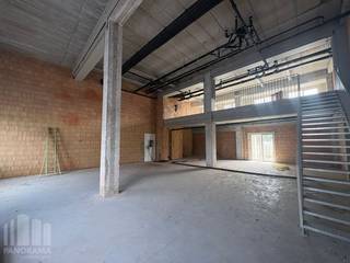 Stijlvolle <strong>nieuwbouwontwikkeling </strong>te koop, bestaande uit een opslagruimte gecombineerd met kantoorruimte met een totale oppervlakte van 303 m². Deze unieke ontwikkeling is gelegen vlakbij het UZ Gent en op slechts 1 min van het knooppunt<strong> E17-E40</strong>. Daarnaast zorgt een nabijgelegen bushalte voor uitstekende verbindingen met het openbaar vervoer richting centrum Gent.<br /><br />De opslagruimte van 207 m² is voorzien met een automatische sectionale poort, een polybetonvloer en een vrije hoogte van 3,4 tot 6,3 meter. De lichtrijke kantoren van 96 m² bevinden zich op het verdiep en kijken uit op een<strong> sfeervolle groenzone</strong>. Deze <strong>multifunctionele ruimtes</strong> zijn ideaal voor kantoorfunctie gecombineerd met opslag. Tevens is er de mogelijkheid om een <strong>parkeerplaats </strong>aan te kopen.<br /><br />Interesse? Neem vandaag nog contact met ons op voor meer informatie of een vrijblijvend plaatsbezoek. Bel <strong>PANORAMA B2B GENT KANTOREN</strong> op <strong>0477 44 39 30</strong>.