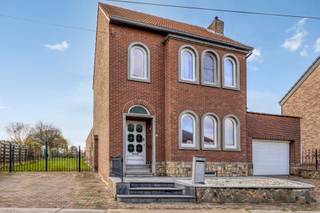 Découvrez cette authentique maison de 1956, pleine de caractère et de possibilités, située sur un vaste terrain d’environ 1 400 m². Avec 142...