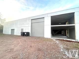 Ruime nieuwbouwloods voor alle doeleinden met een mogelijkheid van het parkeren van 4 wagens. ruime hoge inrijpoort (hoogte 4,95 m op breedte 4,40...