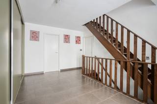 Welkom in Nieuwrode ! In een rustige, groene omgeving aan de Appelweg vinden we deze indrukwekkende halfopen bebouwing terug. Met maar liefst 330 m² bewoonbare oppervlakte en gelegen op een perceel van 17 are, biedt ze tal van mogelijkheden voor grote gezinnen of wie wonen en werken wil combineren. Met hedendaags wooncomfort en een adembenemend uitzicht, vormt ze de ideale thuisbasis.<br /><br />We betreden de woning via een royale inkomhal voorzien van ingemaakte kasten. Op deze verdieping bevinden zich eveneens de inpandige garage en een eerste slaapkamer, die perfect kan dienen als praktijkruimte of bureau. Via de trap komen we in de lichtrijke en ruime leefruimte, waar gezelligheid en ruimte centraal staan. Aansluitend vinden we de volledig ingerichte keuken met praktische wasberging en toegang tot buiten. Op de eerste verdieping bevinden zich drie volwaardige slaapkamers en badkamer uitgerust met alle comfort. De tweede verdieping tenslotte herbergt nog twee extra slaapkamers en een tweede badkamer.<br /><br />Ook buiten is het werkelijk genieten in de zonnige tuin en op het gezellige terras, voorzien van luifel. De ligging is een bijkomende troef : vlotte verbindingen naar scholen, winkels en openbaar vervoer, maar toch midden in het groen. Deze woning biedt het beste van twee werelden – landelijk wonen met alle comfort en bereikbaarheid.<br /><br />Ben je op zoek naar een gezinsvriendelijke woning met een uitzonderlijk uitzicht? Neem dan nu contact op met Ben via ben@sophimo.be of op 0468 58 04 09 !