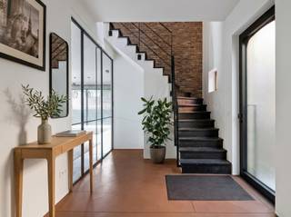 <p>Deze prachtige woning ligt op de grens van Edegem en Hove en werd door de huidige eigenaars recent gerenoveerd met een duidelijke klemtoon op gebruikte materialen, contact met de tuin en energetische prestaties. Het resultaat werd dan ook een pareltje waar esthetiek en wooncomfort hand in hand gaan. Technisch staat het huis uiteraard volledig op punt – conforme EK, handige domotica, zonnepanelen, vloerverwarming, warmtepompen, mooi EPC, asbestvrij, enz… De woning komt mooi gedocumenteerd. Indeling:</p>
<p>Benedenverdieping:</p>
<p>Ruime, lichte inkomhalhal met ingebouwde vestiaire en gastentoilet. Zeer ruime en open woonkamer en keuken (op knappe polybeton), ingericht met de meest moderne toestellen en kwalitatieve materialen. Voorzien van airco en vloerverwarming. Fantastische lichtinval dankzij grote raampartijen die toegang bieden naar de perfect georiënteerde tuin en terras. Grote garage met extra opbergruimte.</p>
<p>Eerste verdieping:</p>
<p>Master met ensuite badkamer voorzien van een ligbad. Extra douchekamer, toilet en drie ruime slaapkamers. Open ruimte op overloop. Alle kamers zijn voorzien van airco.</p>
<p>Tweede verdieping:</p>
<p>Twee ruime slaapkamers plus een extra ruimte, momenteel gebruikt als bureel. Kwalitatieve ingemaakte kasten, bedden en bureau's.</p>
<p>Kelder:</p>
<p>De droge kelder van zo'n 80m² groot is opgedeeld in vier ruimtes en is ideaal als wasplaats en opbergruimte.</p>
<p>Plannen en documentatie te vinden op www.reds.be. Voor meer informatie of een bezichtiging, neem gerust contact op met Daniël via mail (daniel@reds.be) of telefoon (0475.25.30.64).</p>