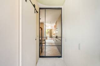 OPENHUIZENDAG OP ZATERDAG 20/06 TUSSEN 9:30h - 11h. <br /><br />Je duwt de zwarte voordeur open en stapt binnen in een woning die volledig vernieuwd is, maar haar ziel behield. Authentieke rode gevel met boogramen vooraan, strakke houten aanbouw achteraan. Oud en nieuw, perfect in balans.<br /><br />Binnen loopt de open leefruimte vloeiend door tot in de tuin. Een keuken om verliefd op te worden: walnoot, messing details en terracotta accenten. Daarnaast een gezellige eetplek en een zithoek met zicht op het groen.<br /><br />Boven: 3 slaapkamers en een stijlvolle badkamer met inloopdouche. Onder het dak een lichtrijke bureau- of hobbyruimte met velux-ramen.<br /><br />En het beste? Deze woning is gemaakt voor de toekomst. Zonnepanelen, warmtepomp, ventilatie, groendak en een regenwaterput van 7.500 liter. Lage facturen, hoog comfort.<br /><br />Buiten geniet je van een aangelegde tuin met overdekt terras en buitenkeuken — klaar voor lange zomeravonden. Een garage maakt het plaatje compleet.<br /><br />Instapklaar, karaktervol en doordacht tot in het kleinste detail.<br /><br />Benieuwd? Ik leid je graag rond.<br /><br />Woonvast — 't is thuiskomen.