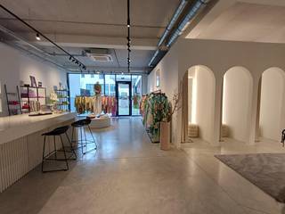 Deze instapklare winkel is gelegen op de Oever, de straat die de Kloosterstraat en Hoogstraat met elkaar verbindt. De winkel is +/-153 m² en heeft achteraan een kleine berging met kitchenette en toilet.<br />Deze buurt is een populair winkelgebied alsook druk bezocht door toeristen.<br />Vlakbij "Ultimate", "Horus Gallery", "Liv The Label", "Marie-Marie" e.a.<br />EPC label X.