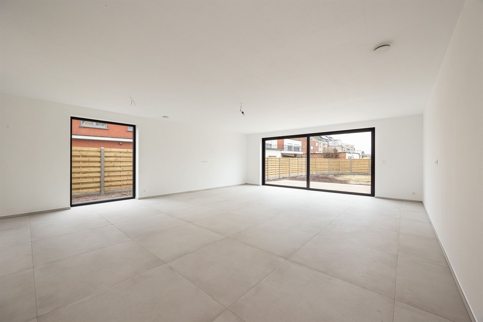 Maison de construction récente avec 5 chambres, 2 salles de bains et jardin - photo 2