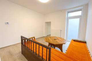 STADSWONING VOLLEDIG NIEUW AANGEKLEED Op de rand van het centrum werd deze woning recent volledig gerenoveerd, van kelder tot zolder, degelijk en met...