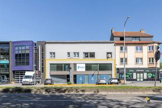 Bisschoppenhoflaan 585 - Deurne Indrukwekkend handelspand met showroom, magazijn en kantoren totaal 1065m² op commerciële topligging in DeurneOp een...