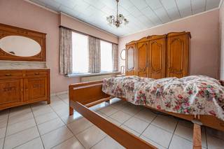 Deze charmante woning kent een mooie gevelbreedte waardoor de woning over enorm veel ruimte beschikt. De indeling is als volgt:...