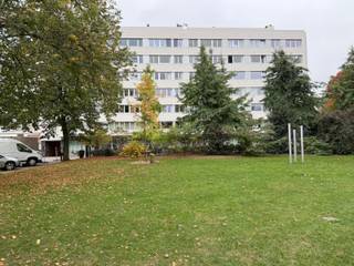 In het volle centrum met zicht op een park dit vernieuwd appartement, instapklaar.<br /><br />✅ Splinternieuwe ingerichte keuken<br />✅ Splinternieuwe badkamer met inloopdouche<br />✅ Twee slaapkamers<br />✅ Gezellig terras<br />✅ Kelderbering<br />✅ Lift<br />✅ EPC Score B<br />✅ Goedgekeurde elektrische installaties<br /><br />Weinig aanbiedingen zo centraal én rustig gelegen maken dit appartement uniek