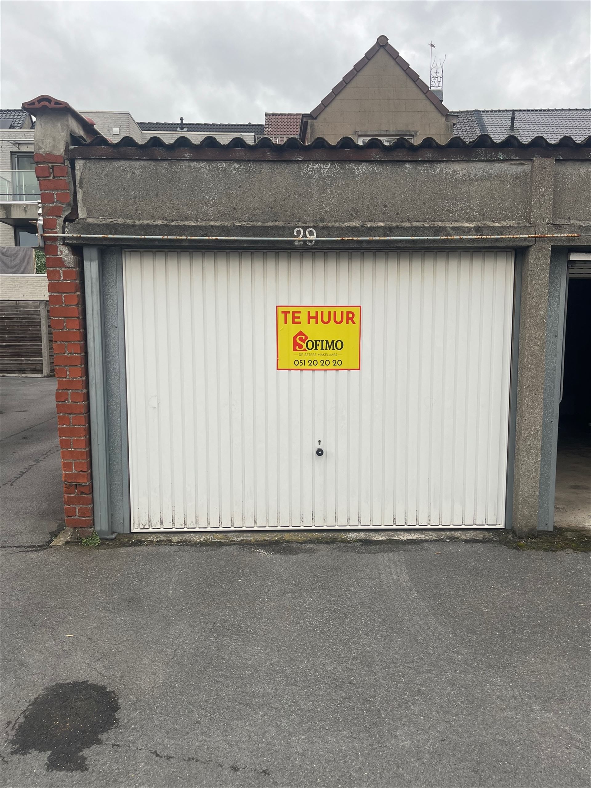 Garage beschikbaar midden centrum Roeselare. Prijs per maand: €65 Beschikbaar 1 december 2026.