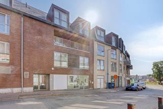  * Flexibele indeling dankzij verplaatsbare wanden * Moderne afwerking met airco, bekabeling en verlichting * Topligging in centrum Strombeek-Bever *...