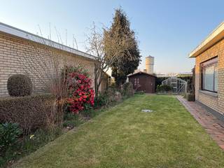 Gelijkvloerse woning op 408m² met 3slks, garage en tuin.<br /><br />De Nerviërsstraat is een rustige buurt nabij invalswegen in Kuurne. Hier wil je wonen! Rustig, gemoedelijk, parking voor de deur, bereikbaar,..<br /><br />Inkom met apart toilet en aparte berging. De leefruimte is een grote ruimte met centraal een houthaard. Apart is de keuken maar deze is uitgebreid, waardoor deze een leefkeuken is. Om de hoek een bergruimte en wasplaats.<br /><br />Achteraan het huis zijn er 3 echt ruime slaapkamers. Verder heeft dewoning een aangelegde tuin met veranda en terras, serre, tuinhuis en berging. Aangenaam is ook het feit dat er een inpandige garage is.<br /><br />PLUSPUNTEN:<br />+ CV op gas is reeds vernieuwd<br />+ ligging<br />+ alles op het gelijkvloers