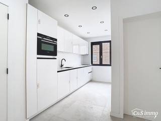 Stap binnen in dit smaakvol afgewerkte appartement, gelegen in een klassevol gerenoveerd gebouw op wandelafstand van het centrum van Edegem.De...