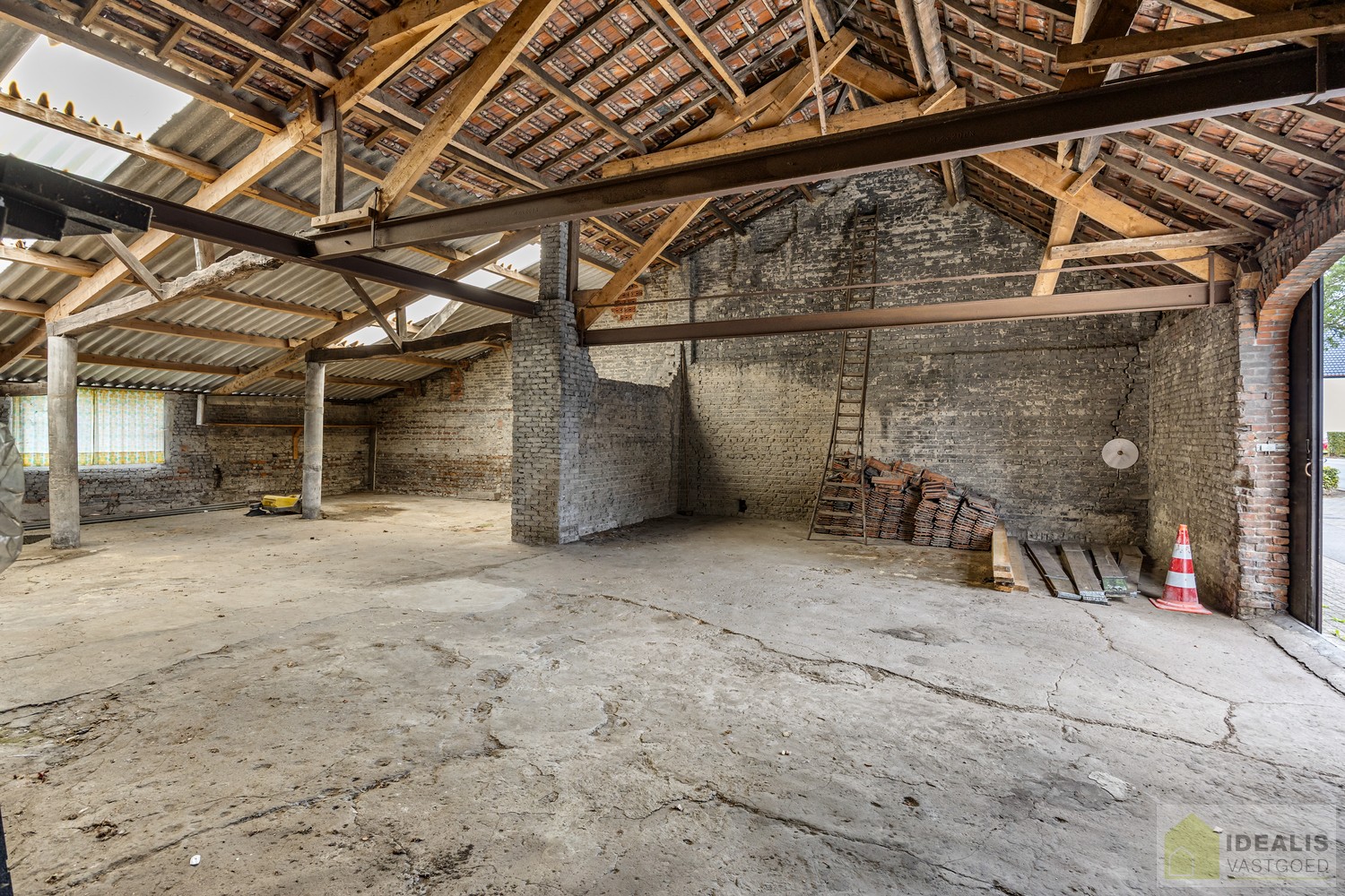 IDEALIS VASTGOED – LOODS/OPSLAGRUIMTE (+-220M²) UITERST GESCHIKT VOOR WIE OP ZOEK IS NAAR RUIMTE EN OPSLAG IN HET CENTRUM VAN PEER OP EEN ZEER GUNSTIGE LOCATIE! - foto 4