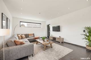 <p><span>Op zoek naar een woning die ruimte, hedendaags wooncomfort en een stijlvolle uitstraling combineert? Dan verdient deze moderne woning in Heist-op-den-Berg absoluut uw aandacht!</span></p><p><span>Vanaf het eerste moment valt de ruime en open indeling op. De leefruimte vormt samen met de volledig uitgeruste keuken een aangename, luchtige leefomgeving waar koken, ontspannen en samenzijn vanzelfsprekend samenkomen. Grote raampartijen brengen volop natuurlijk licht naar binnen en zorgen voor een fijne verbinding met de buitenruimte.</span></p><p><span>Met vier volwaardige slaapkamers en twee badkamers biedt deze woning alle ruimte voor het hele gezin. Daarnaast zijn er een praktische dressing, wasruimte, een ruime zolderberging en een garage, waardoor ook aan comfort en bergruimte geen gebrek is.</span></p><p><span>Op technisch vlak is deze woning eveneens helemaal mee met haar tijd. Zonnepanelen en warmtepomp dragen bij aan een energiezuiniger wooncomfort, terwijl de kwalitatieve materialen en verzorgde afwerking de moderne uitstraling van de woning versterken. Er is vloerverwarming en ook wandverwarming in de badkamer.</span></p><p><span>Een woning waar licht, ruimte en comfort centraal staan, en waar u meteen kunt genieten van hedendaags wonen.</span></p><p><span>Ontdek zelf de ruimte en sfeer van deze bijzondere woning in Heist-op-den-Berg! </span></p><p><span>Interesse? Contacteer ons via 0479/01.01.01!</span></p>