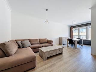 Dit appartement is voorzien van een leefruimte, keuken, 2 slaapkamers, badkamer en een terras.Tweede verdieping: - inkomhal- leefruimte met...