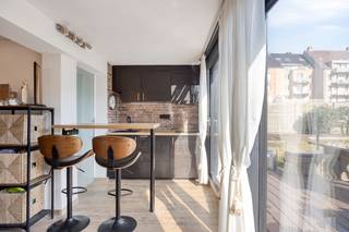 Residentieel gelegen, op 100m van de ZEE... TRENDY gerenoveerde GELIJKVLOERSE studio met ZONNIGE TUIN! Deze INSTAPKLARE studio maakt deel uit van een kleine residentie en omvat: ZONOVERGOTEN leefruimte (grote raampartijen) met directe toegang tot de tuin, moderne open keuken, slaaphoek, vernieuwde badkamer (douche, lavabo, toilet). Kom helemaal tot rust in de prachtige tuin met terras en tuinberging (aansluiting wasmachine). Toplocatie vlakbij het strand, openbaar vervoer, winkels,... Dubbele beglazing in PVC, GOEDGEKEURDE ELEKTRICITEIT, CV,... Korting registratierechten mogelijk. Puur genieten!