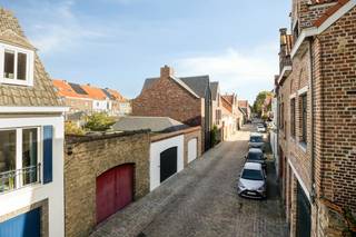 In de Carmersstraat te Brugge vindt u deze charmante herenwoning, gedeeltelijk gerenoveerd in 2023, gelegen in het gegeerde Sint-Annakwartier te Brugge, op wandelafstand van het centrum.<br /><br />De woning beschikt over een imposante inkomhal, lichtrijke leefruimte, volledig geïnstalleerde keuken, aparte bureauruimte, vier slaapkamers, een ruime badkamer met inloopdouche, dubbele wastafel en toilet, alsook een praktische wasplaats en extra bergruimte.<br /><br />Vanuit de keuken heeft u toegang tot de gezellige stadstuin met aansluitend een dubbele garage en uitweg langs de Rolweg. Daarnaast is de woning uitgerust met 10 zonnepanelen en geniet ze van een uiterst gunstig EPC.<br /><br />Indeling (263m²):<br /><br />Gelijkvloers:<br />- Inkomhal<br />- Bureauruimte<br />- Gastentoilet<br />- Woonkamer<br />- Open keuken met toegang tot de<br />stadstuin<br />- Stadstuin (110m²)<br /><br />Eerste verdieping:<br />- Slaapkamer<br />- Slaapkamer / wasruimte<br />- Badkamer<br /><br />Tweede verdieping:<br />- Slaapkamer<br />- Slaapkamer<br /><br />Ruime praktische zolder<br /><br />Dubbele garagebox<br /><br />Interesse? Aarzel niet om contact met ons op te nemen.<br /><br />Bestuursmaatregelen in het maatregelenregister: nee