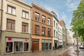 Op zoek naar een solide vastgoedinvestering met een <strong>uitstekend rendementspotentieel?</strong><br /><br />Opbrengstgebouw gelegen in de historische stadskern, in de gedoogzone voor prostitutie. Dit eigendom biedt naast het potentieel hoog rendement <strong>tal van mogelijkheden </strong>voor slimme investeerders of herontwikkelaars. Zo bevindt er zich op de 2de en 3de verdieping een ruim te renoveren duplexappartement.<br />Het gelijkvloers en verdieping 1 zijn volledig apart van de duplex en zijn ingericht als werkruimte voor sexwerkers. Deze ruimtes zijn volledig vergund volgens de richtlijnen en veiligheidsvoorschriften van de stad Antwerpen. <br /><br />Het gebouw is vrij van gebruiker zodat de nieuwe eigenaar niet gebonden is aan eventuele huurcontracten.<br /><br /><strong>Bijzonderheden:</strong>
<ul>
<li>Nieuw dak met isolatie in 2017.</li>
<li>Nieuwe ramen in 2021.</li>
<li>5 nieuwe veluxramen in 2023.</li>
<li>Kleine stadskoer.</li>
</ul>