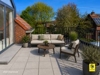 <p><span># Penthouse unique d'une chambre à louer</span></p><p><span> </span></p><p><span>Cet impressionnant appartement de 70 m² situé à Mortsel attire tous les regards avec sa structure de toit spéciale et son ameublement moderne. </span></p><p><span>Il est situé dans un endroit très calme et pratique, à proximité du centre de Mortsel et entre Mortsel et la gare de Hove. Tout est rapidement accessible. Hautement recommandé pour ceux qui recherchent un espace moderne et compact avec du caractère et du style.</span></p><p><span> </span></p><p><span> </span></p><p><span>La propriété dispose d'un espace de vie spacieux et ouvert, parfaitement conçu. L'espace de vie est caractérisé par de hauts murs inclinés et de grandes fenêtres impressionnantes qui maximisent la lumière et créent une sensation très aérée. Les fenêtres offrent un accès direct à une magnifique terrasse donnant sur un espace vert paisible.</span></p><p><span> </span></p><p><span>La cuisine ouverte de la maison est équipée de belles armoires laquées et d'appareils modernes. Cela crée une unité élégante qui complète parfaitement le design général de l'appartement. La fonctionnalité de la cuisine est optimisée dans l'espace disponible.</span></p><p><span> </span></p><p><span>La chambre à coucher est dotée d'une grande fenêtre qui apporte beaucoup de lumière naturelle. Une armoire encastrée offre beaucoup d'espace de rangement. Adjacente à la chambre, la salle de bains moderne est équipée d'une douche et d'un lavabo. Les toilettes se trouvent dans le couloir.</span></p><p><span>L'appartement dispose également d'une machine à laver et d'un sèche-linge.</span></p><p><span> </span></p><p><span> </span></p><p><span>Si vous avez besoin d'un bureau supplémentaire, vous pouvez l'aménager en empruntant l'escalier qui mène au rez-de-chaussée</span></p><p><span> </span></p><p><span>La terrasse est un véritable point fort de cette propriété. Avec une surface spacieuse et protégée par une balustrade moderne, elle offre un endroit parfait pour se détendre avec une belle vue sur le quartier. L'accès à cette terrasse renforce la sensation d'espace et de lumière dans l'ensemble de l'habitation.</span></p><p><span> </span></p>