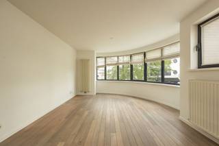 <h2><span>Design appartement met garage in het hart van Brasschaat</span></h2><p><span>Op een uitstekende locatie aan de </span><span>Bredabaan</span><span>, op de hoek met de </span><span>Broomansakker</span><span>, bevindt zich dit stijlvolle </span><span>1-slaapkamerappartement</span><span> op de tweede verdieping. Je woont hier midden in het bruisende centrum van </span><span>Brasschaat</span><span>, op wandelafstand van winkels, restaurants, openbaar vervoer en het groene </span><span>Gemeentepark Brasschaat</span><span>.</span></p><p><span>Het appartement combineert een moderne afwerking met veel lichtinval. De ruime </span><span>leefruimte op parketvloer</span><span> wordt gekenmerkt door een uniek raampartij die zorgt voor een aangename, open sfeer. De </span><span>luxueuze open keuken</span><span> sluit perfect aan bij het leefgedeelte en is ideaal voor wie houdt van comfortabel wonen.</span></p><p><span>Verder beschikt het appartement over één </span><span>slaapkamer</span><span>, een </span><span>douchekamer</span><span>, een praktische </span><span>wasplaats</span><span>.</span></p><p><span>Extra comfort wordt geboden door de aanwezigheid van een </span><span>lift</span><span> en een </span><span>privatieve kelderberging</span><span>.</span></p><p><span>Troeven:</span></p><ul><li><span>Topligging in het centrum van Brasschaat</span><span> </span></li><li><span>1 slaapkamer</span><span> </span></li><li><span>Lichtrijke leefruimte met parketvloer</span><span> </span></li><li><span>Luxueuze open keuken</span><span> </span></li><li><span>Lift en kelderberging</span><span> </span></li><li><span>EPC C</span></li><li><span>Mogelijkheid tot huren van garage aan €100/maand</span></li></ul><p><span>Huurprijs:</span><span> €950/maand<br /></span><span>Gemeenschappelijke kosten:</span><span> €80/maand<br /></span><span>Onmiddellijk beschikbaar</span></p><p><span>Interesse in dit stijlvolle appartement op toplocatie? Gelieve de huuraanvraag in te vullen via het pand op www.sinjoor.be</span></p><p><span> </span></p>