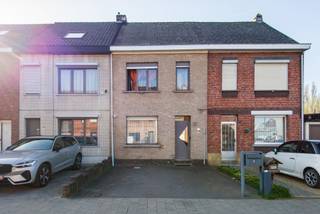<p><strong>Op zoek naar een gezellige en instapklare woning? Ontdek deze charmante 2-gevelwoning in Willebroek!</strong></p>
<p>De woning beschikt over een bewoonbare oppervlakte van ca. 135 m² en is praktisch ingedeeld. U vindt er twee volwaardige slaapkamers en een extra bureauruimte, ideaal voor thuiswerk of hobby. De badkamer is uitgerust met een ligbad en een lavabo.</p>
<p>Verder is er een wasplaats aanwezig, evenals een kelder die extra bergruimte biedt. De ingerichte zolder zorgt voor bijkomende mogelijkheden, zoals een extra kamer of opslagruimte.</p>
<p>Buiten geniet u van een aangename buitenruimte, perfect om te ontspannen of gezellig te vertoeven met familie en vrienden.</p>
<p><span>Dankzij het instapklare karakter kan u zonder grote werken meteen uw nieuwe thuis maken. De woning is gelegen in Willebroek, in de nabijheid van winkels, scholen en andere voorzieningen.</span></p>
Graag een bezoek? Contacteer ons via 015 68 26 08 of info@imperiavastgoed.be