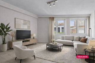 Bent u op zoek naar een strategisch gelegen investering of een comfortabel verblijf aan de kust? Dit bijzonder ruime gelijkvloers appartement in de Judestraat biedt de perfecte combinatie van ruimte en een centrale ligging in het charmante Oud-Knokke.Het pand bevindt zich in deze verzorgde residentie gebouw in 2000. De ketels zijn recent in 2020 nog vernieuwd wat resulteert in een energiezuinig appartement. Dankzij de ligging nabij de Lippenslaan en de Groentenmarkt geniet u van alle faciliteiten die Knokke te bieden heeft op wandelafstand. Dit vastgoed is momenteel verhuurd, wat het een interessante opportuniteit maakt voor wie op zoek is naar een investering in Knokke centrum. Bovendien is er de mogelijkheid tot de aankoop van een garagebox in dezelfde residentie.Indeling:- inkomhal met gastentoilet- lichtrijke leefruimte met eetkamer- geïnstalleerde keuken- badkamer met lavabo, ligbad en was en droog aansluiting- ruime volwaardige slaapkamerDankzij de ruime bewoonbare oppervlakte van 74m² is dit een unieke kans voor wie op zoek is naar een goede investering, tweede verblijf of vaste bewoning aan de kust. Bent u op zoek naar een appartement op een toplocatie te Knokke-Heist? Contacteer onze dossierbeheerder Arne Reubens via +32 472 186 304 of arne.reubens@dewaele.com*Deze AI-visualisaties zijn bedoeld als inspiratie. Er werd geen rekening gehouden met technische specificaties, stedenbouwkundige voorschriften of de concrete mogelijkheden tot realisatie.