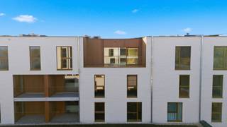 Dit nieuwbouwappartement op de bovenste verdieping (3e), recent opgeleverd binnen het BEN-project “Het Perron”, combineert comfortabel wonen met...